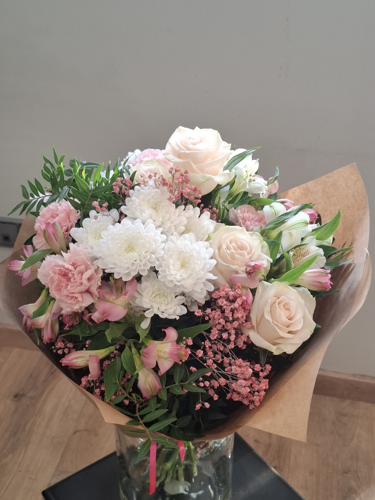 Ramo personalizado de rosas claras, claveles rosas y crisantemos blancos con envoltorio kraft