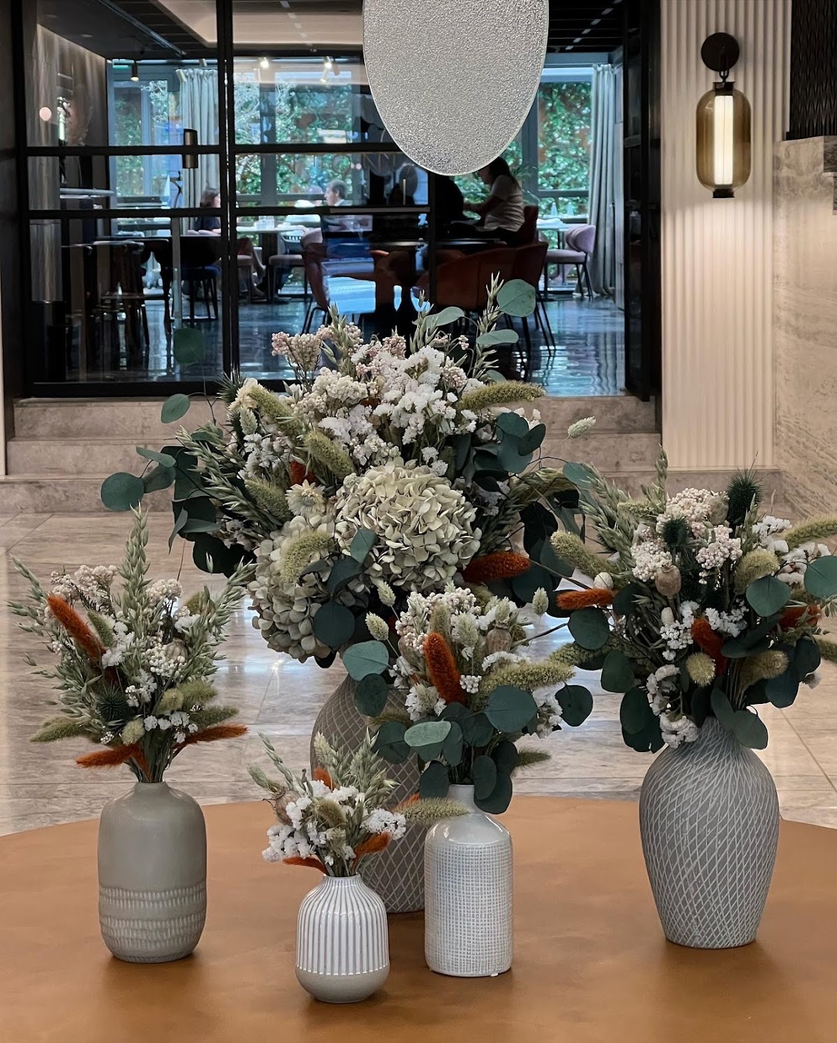 Conjunto de jarrones con composiciones de flor seca y preservada en hortensias y eucalipto